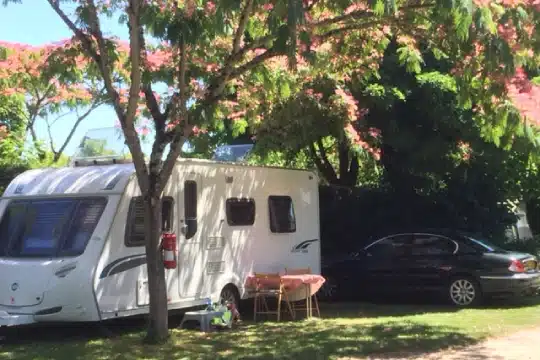 Emplacement ombragé camping Le Lardin Saint-Lazare