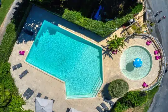 Piscine extérieure et pataugeoire au camping Le Lardin