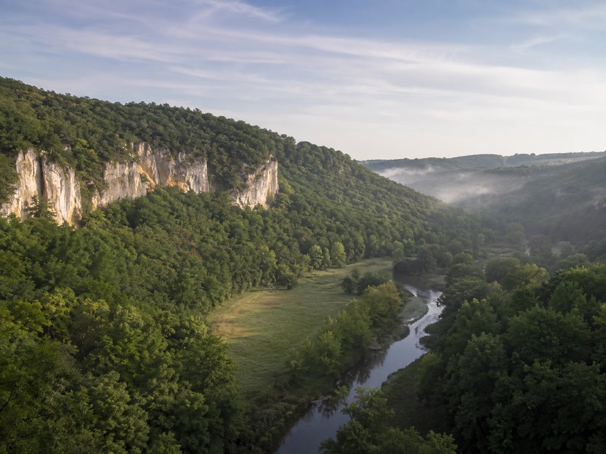Vallée boisée du Périgord Noir, falaise calcaire au-dessus de la rivière